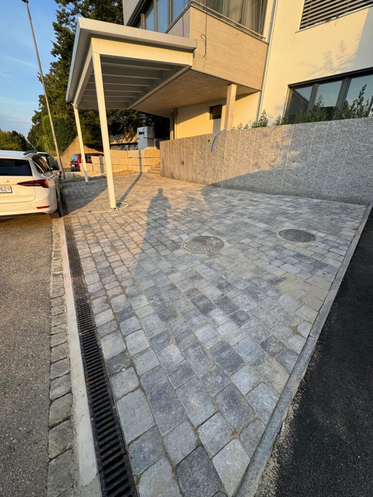 Neugestaltung von Vorplatz und Naturstein-Stützmauer