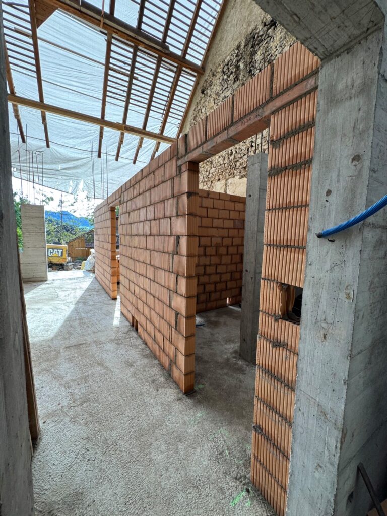 Neues Backsteinmauerwerk und Raumaufteilung im Umbau