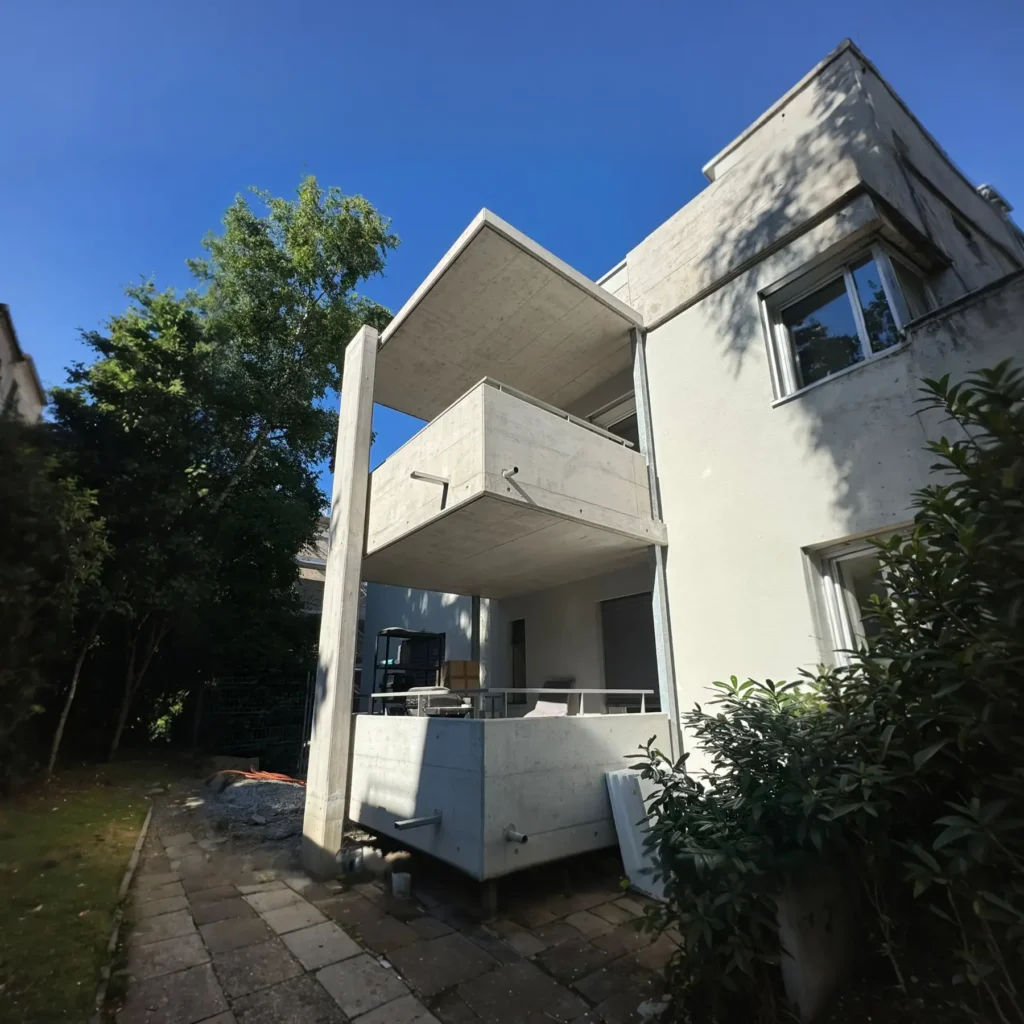 Fertiggestelltes Mehrfamilienhaus